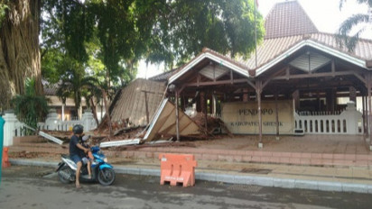 Astaga! Atap Pendopo Alun-Alun Kabupaten Gresik Mendadak Ambruk Rata dengan Tanah