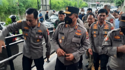 Kapolda Metro Irjen Fadil Imran Beri Bantuan Mobil Ambulans di Polsek Muara Gembong