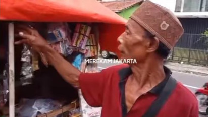 Buat Nangis, Ditinggal Sholat Jumat, Dagangan Kakek Penjual Mainan Ludes Diembat Pencuri