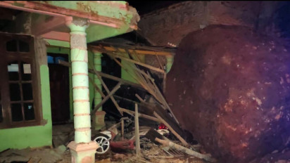 Longsor Batu Berukuran Sangat Besar Menimpa Rumah di Pacitan, Tiga Kendaraan Ringsek