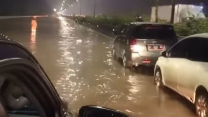 Tol Jakarta-Merak Direndam Banjir Akibat Luapan Sungai Sabi Tangerang