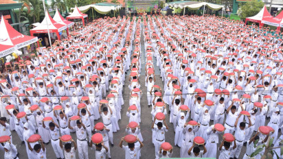 Ribuan Siswa SMPN di Sidoarjo Pecahkan Rekor MURI dengan Tari Kolosal Ngoyek Kupang