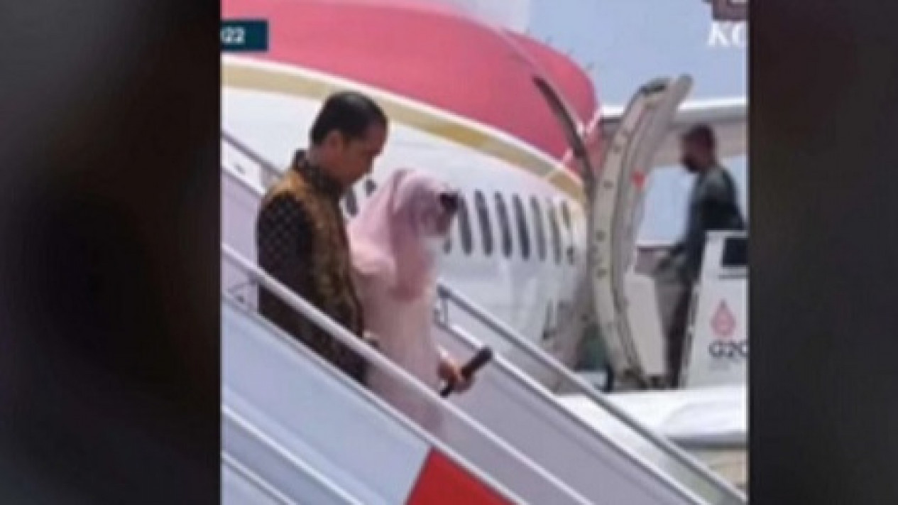 Iriana Jokowi Terpeleset di Tangga Pesawat, Istana: Kondisi Ibu Negara Baik-Baik Saja
            - galeri foto