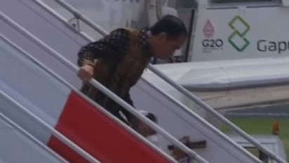 Detik-detik Ibu Iriana Terpleset saat Menuruni Tangga Pesawat di Bali, Jokowi Sempat Larang Ajudan Membantu