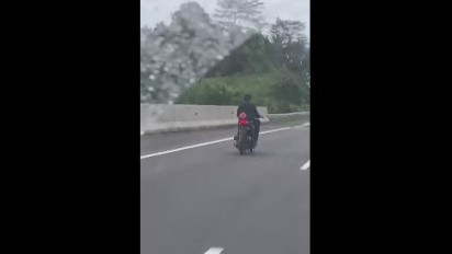 Viral! Pengemudi Motor Tanpa Plat dan Tidak Gunakan Helm Masuk Jalan Tol Lampung