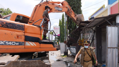Berdiri Diatas Saluran Air, 7 Bangunan Liar di Tembalang Dibongkar Satpol PP Semarang