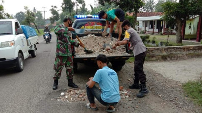 Prihatin Jalan Rusak dan Sebabkan Kecelakaan, Warga di Kebumen Swadaya Tambal Jalan Berlubang