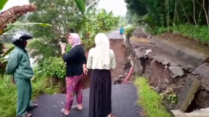 Jalan Antar Desa di Banyumas Amblas Setelah Didera Hujan Deras