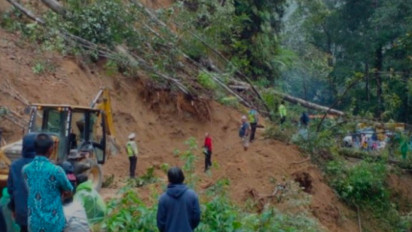 Diguyur Hujan Deras dengan Intensitas Tinggi, Jalan Nasional Kerinci Sumbar via Tapan Tertimbun Tanah Longsor