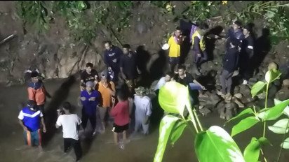 Sebuah Jembatan Penghubung Dua Desa di Tasikmalaya Ambruk Akibat Hujan Deras, Dua Pemotor Luka, Satu Hilang