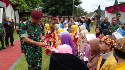Penerbang TNI Angkatan Darat Bagikan Ribuan Bantuan Sosial untuk Warga Purbalingga