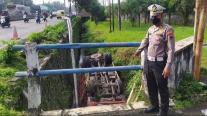 Sopir Ngantuk, Truk Terbalik Masuk Parit Sedalam 3 Meter