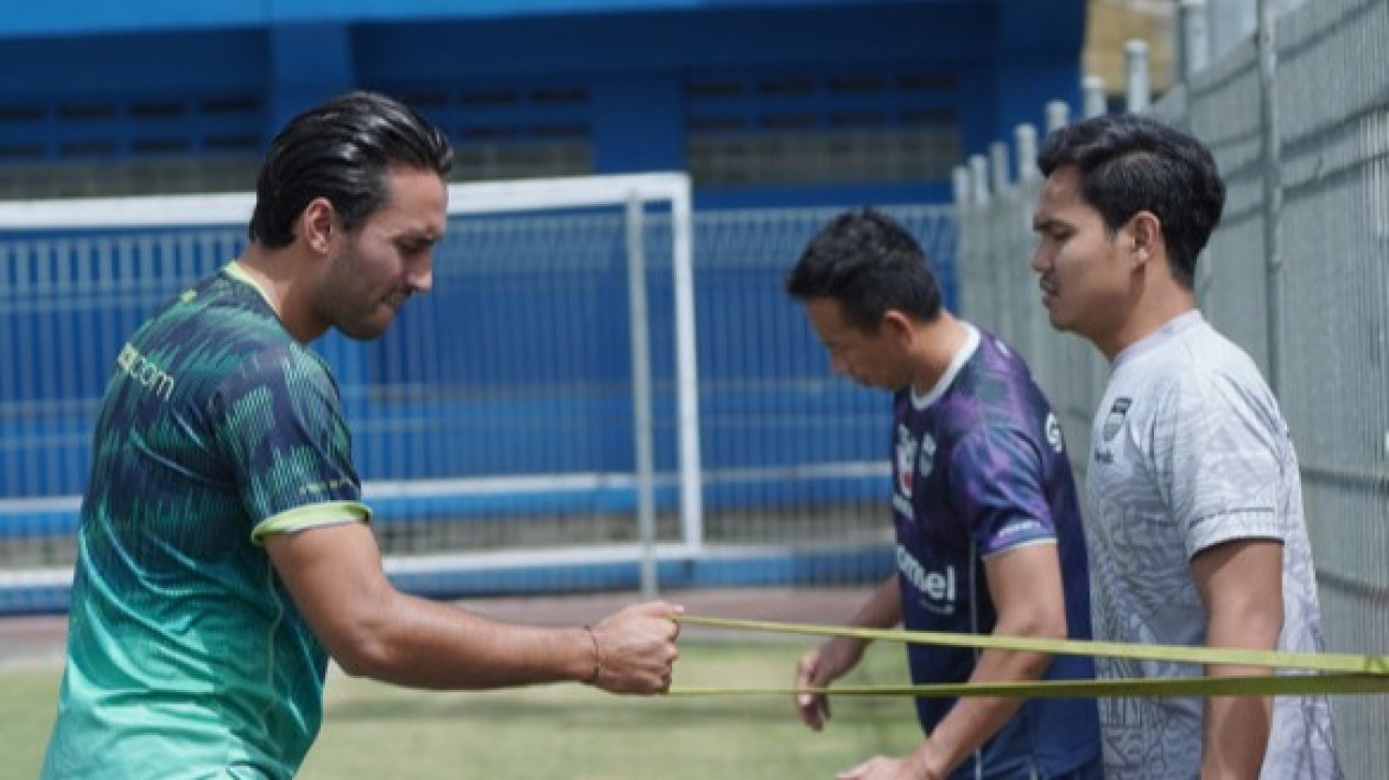 Seminggu Lebih Absen Berlatih Bersama Persib Bandung, Ezra Walian Berharap Bisa Segera Sembuh
            - galeri foto