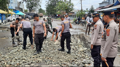 Jalinsum Aceh Rusak Parah, Polres Langkat dan Koramil Timbun Lubang di Jalan