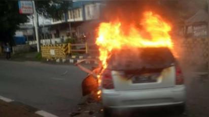 Sebuah Minibus Ditumpangi Satu Keluarga Terbakar Hebat di Lawang, Malang