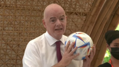 Presiden FIFA, Gianni Infantino, Bagikan Bola Resmi Piala Dunia 2022 di KTT G20