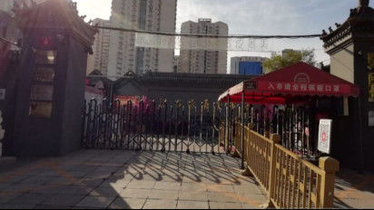 Kasus Covid-19 Terus Melonjak, Pusat Keramaian di Beijing Tutup