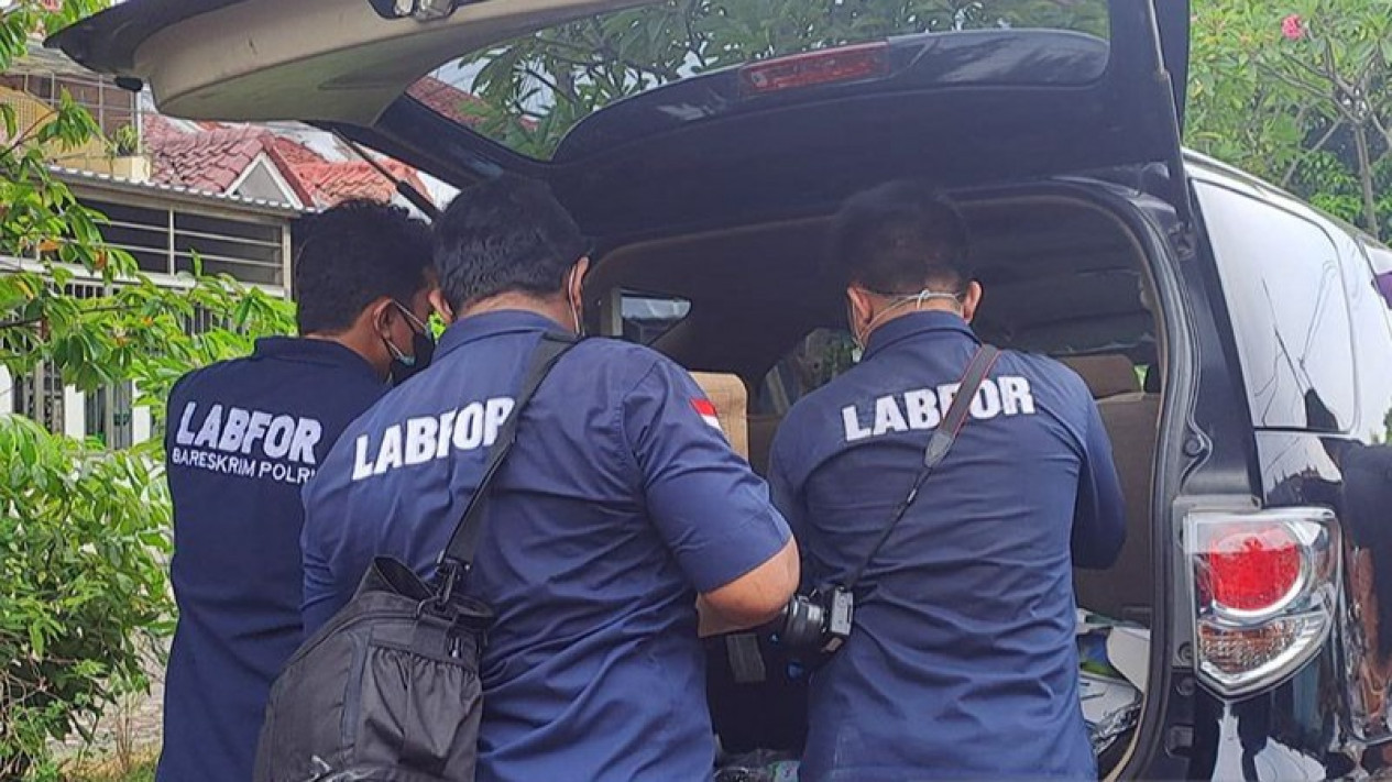 Tim Forensik Gabungan Periksa 4 Jenazah Warga Kalideres di RS Polri Kramat Jati
            - galeri foto