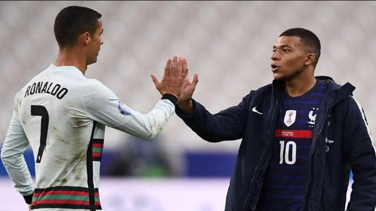 Manchester United Bakal Angkut Kylian Mbappe untuk Gantikan Cristiano Ronaldo, Siap Kucurkan Dana Rp2,77 Triliun!
            - galeri foto