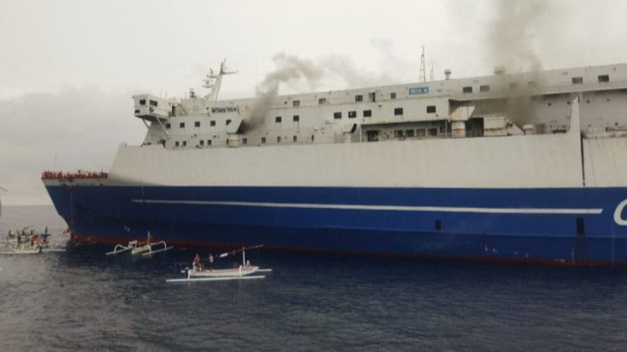 KM Mutiara 1 Terbakar di Selat Bali, 250 Penumpang Sudah Dievakuasi
            - galeri foto
