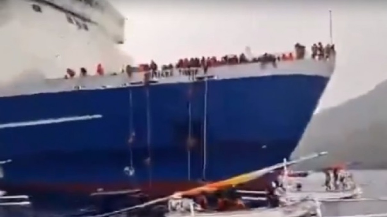 Begini Penampakan Evakuasi 271 Penumpang di KM Mutiara 1 yang Terbakar di Selat Bali
            - galeri foto