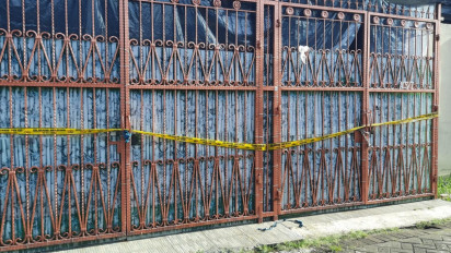 Polisi Dapati Gunungan Sampah dan Kemasan Obat dari TKP Satu Keluarga yang Ditemukan Tewas