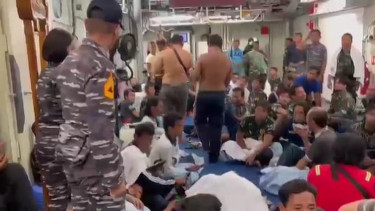 Khawatir Keadaan Korban, Keluarga Korban KMP Mutiara Timur 1 yang Terbakar Mulai Datangi Pelabuhan Tanjungwangi