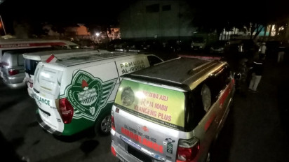 Belasan Ambulans Disiagakan di Pelabuhan Tanjungwangi untuk Korban KMP Mutiara Timur 1 yang Terbakar