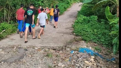 Tak Ada Akses Kendaraan, Jenazah Ditandu Sejauh 25 Kilometer