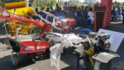Tingkatkan Produktivitas, Pemerintah Kabupaten Sambas Serahkan 176 Alsintan kepada Petani
