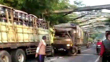 Truk Tronton Adu Banteng dengan Truk Fuso di Atas Jembatan Tonjong Banyumas