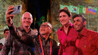 Influencer Sayap Kanan Inggris Hina Batik Tenun Endek: Apakah yang digunakan idiot ini?