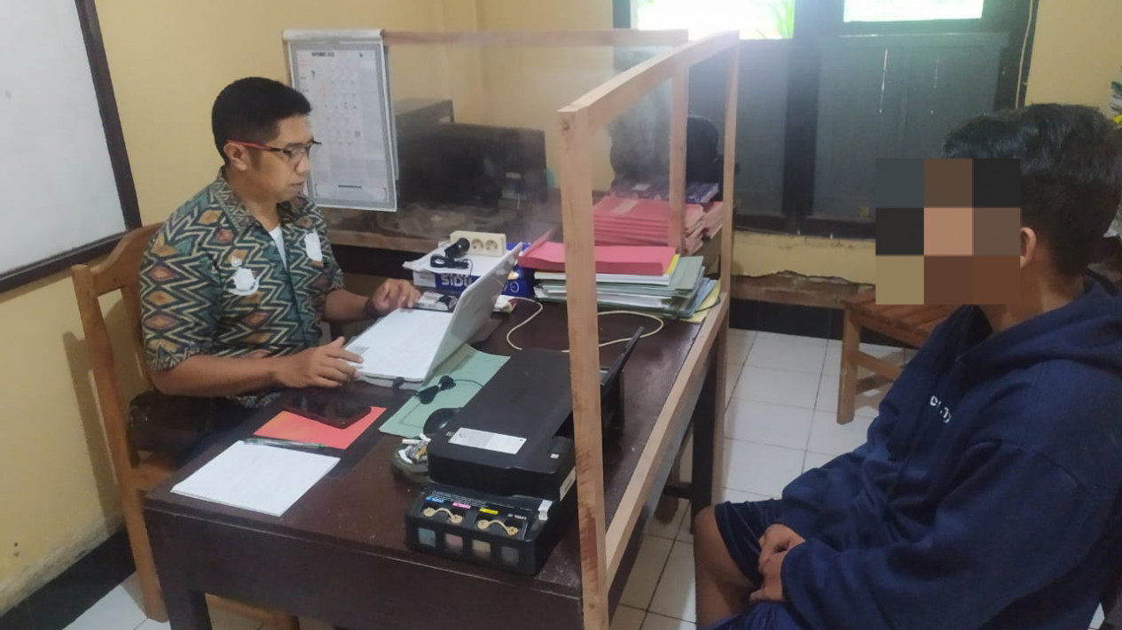 Polsek Ropang Amankan Pencuri Mantan Karyawan Alfamart Lenangguar   
            - galeri foto