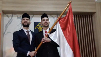 Resmi Jadi WNI, Jordi Amat dan Sandy Walsh Menangis Nyanyikan "Indonesia Raya"
