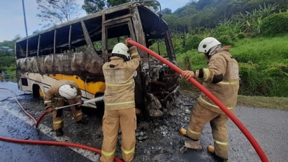 Diduga Korsleting Listrik pada Mesin, Bus Terbakar di Plaza Tol Manyaran KM 425