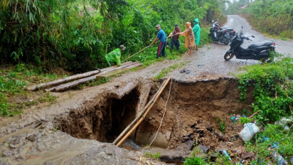 Jalan Penghubung 4 Desa di Kabupaten Kerinci Amblas dan Terputus Diterjang Banjir Bandang
