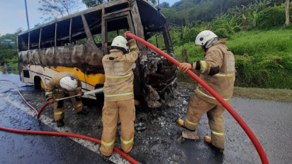Korsleting Listrik pada Mesin, Bus Terbakar di Plaza Tol Manyaran Semarang KM 425
