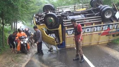 Tak Kuat Menanjak, Truk Muatan Pupuk Kompos Terbalik Timpa Pemotor
