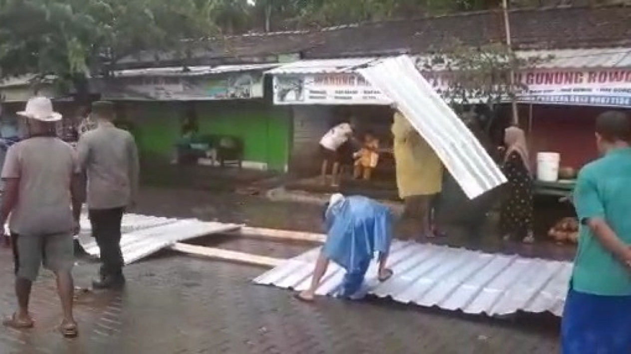 Angin Puting Beliung Kembali Menerjang Kawasan Wisata Waduk Gunung Rowo Pati
            - galeri foto