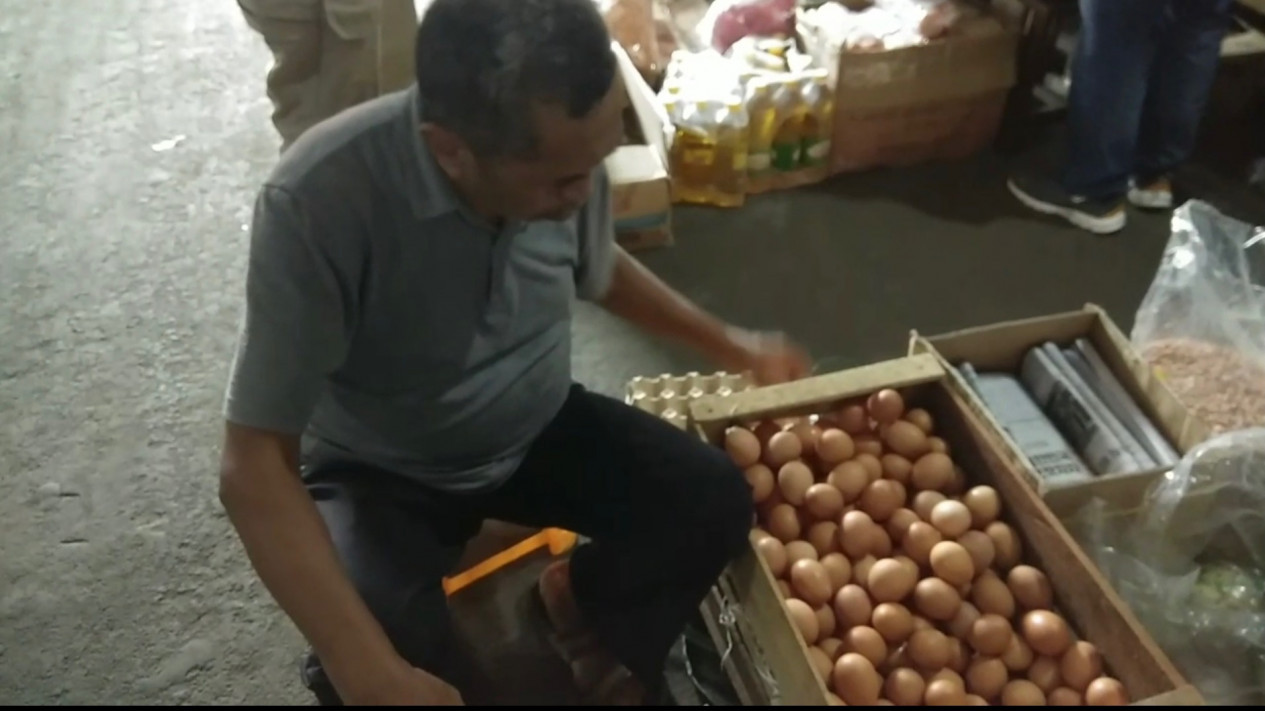 Harga Telur, Minyak dan Sejumlah Sayuran Naik dalam 3 Hari Terakhir, Telur Tembus Rp28 Ribu per Kilogram
            - galeri foto