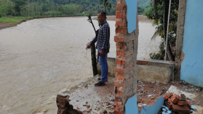112 Rumah Warga di Pacitan Terancam Abrasi Sungai, 1 Rumah Dirobohkan Paksa
