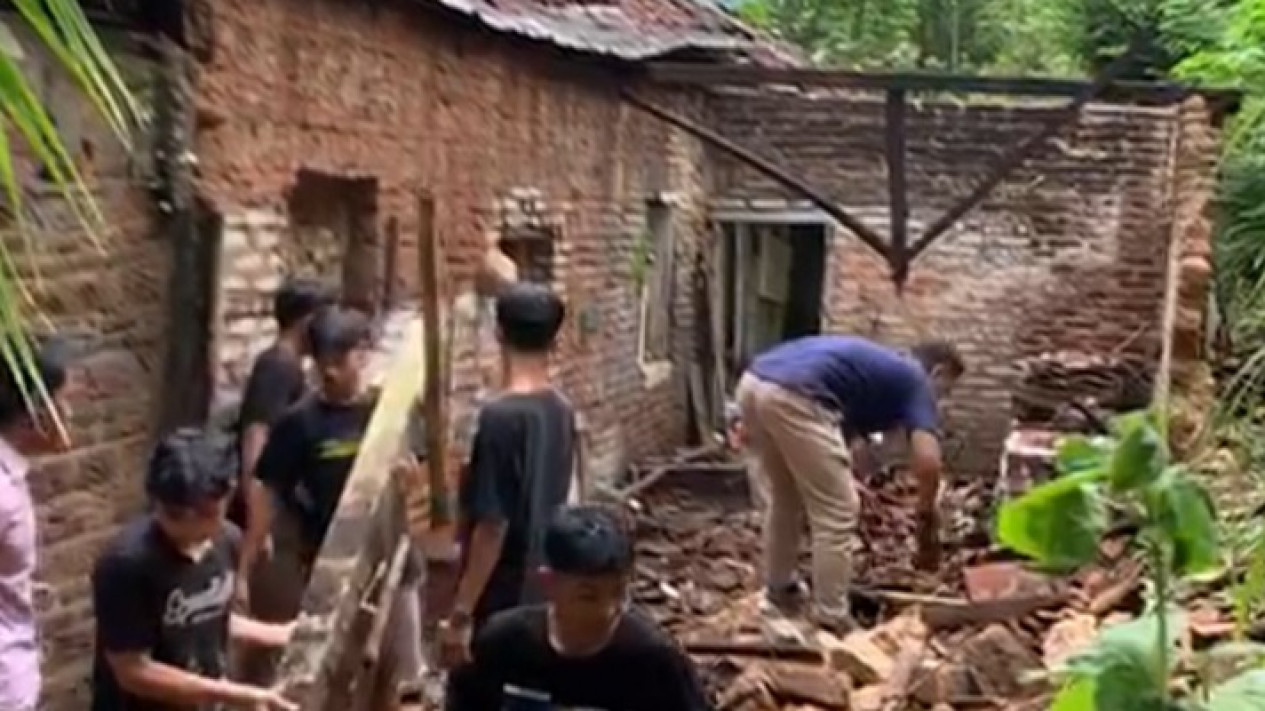 Hujan Deras Akibatkan 41 Rumah di 11 Desa di Pacitan Rusak Tertimpa Longsor
            - galeri foto