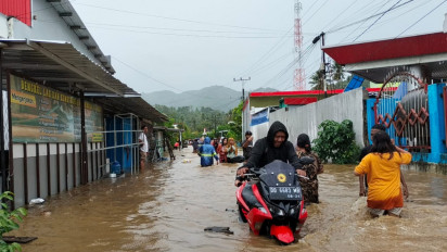 Sungai Mamuju Meluap Ratusan Warga Terjebak Banjir Dievakuasi Pakai Perahu Karet