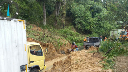 2 Titik Longsor di Jalinsum Tapsel, Ratusan Kendaraan Tidak Bergerak
