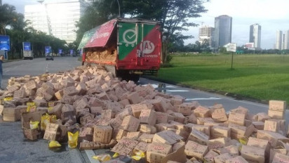 Ratusan Paket Minyak Goreng Berserakan di Jalan Jalur Sutera Kota Tangerang 