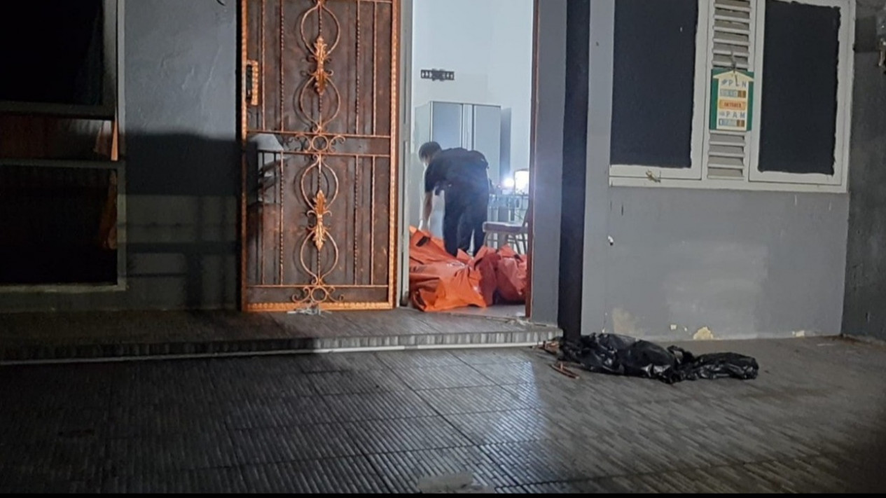 Polisi Mengaku Kesulitan Mengungkap Motif Tewasnya Satu Keluarga di Kalideres, Ternyata Karena Ini!
            - galeri foto