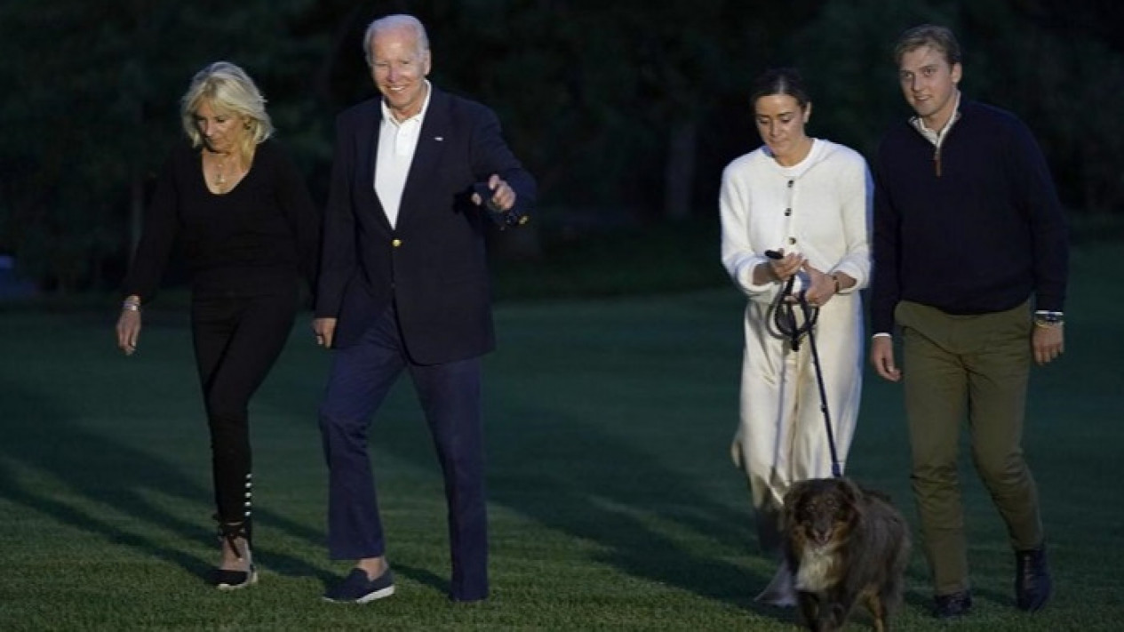 Cucu Joe Biden Menikah di Gedung Putih
            - galeri foto