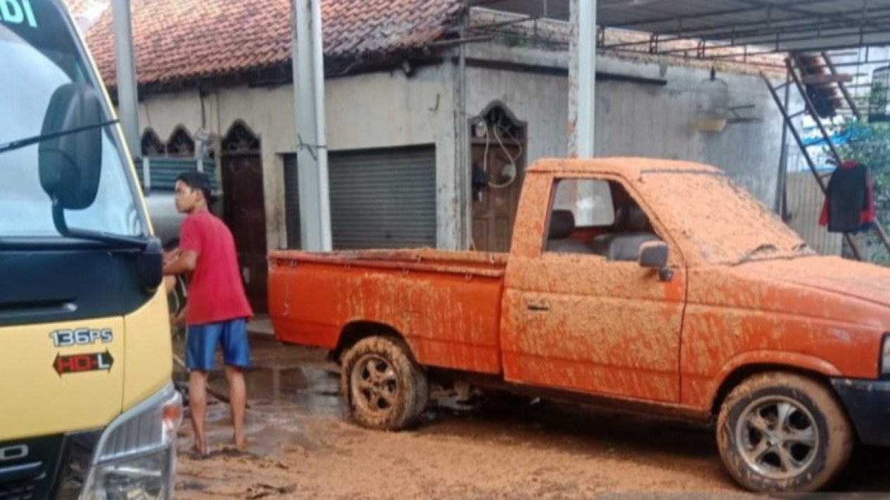 Viral Truk Tinja Buang Limbah di Cawang, Dinas LDH DKI Lakukan Penyelidikan
            - galeri foto