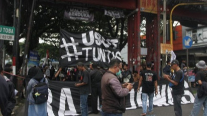 Aremania Blokir Jalan di Malang, Protes soal Lambannya Pengusutan Tragedi Kanjuruhan