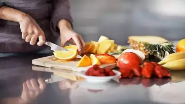 Ilustrasi Seseorang sedang Memotong Buah-buahan